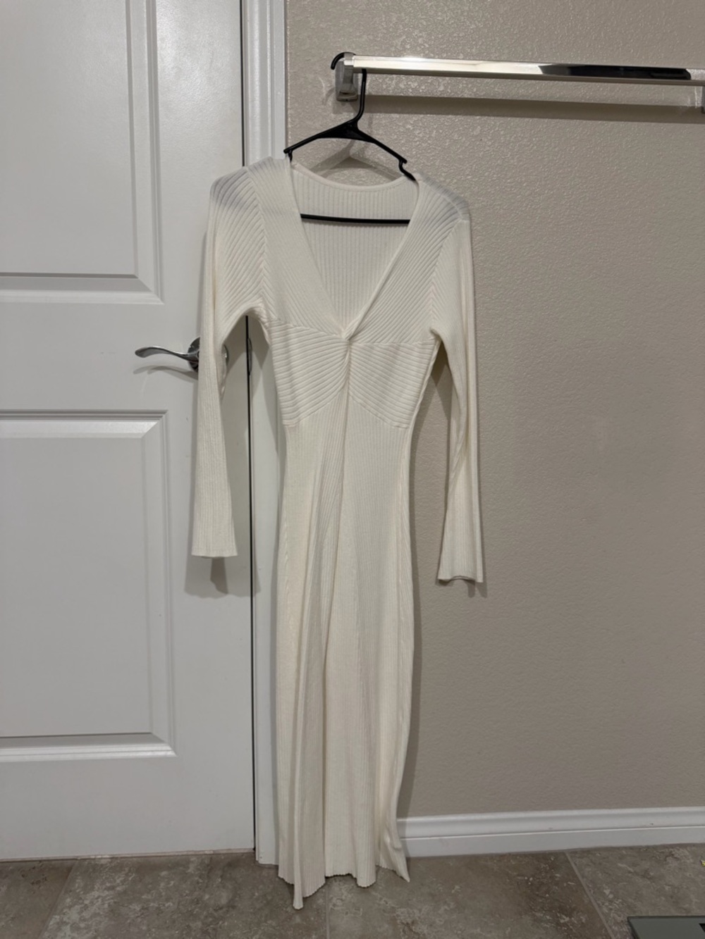 Women's Ribbed V-Neck Long Sleeve Maxi Dress - Cream